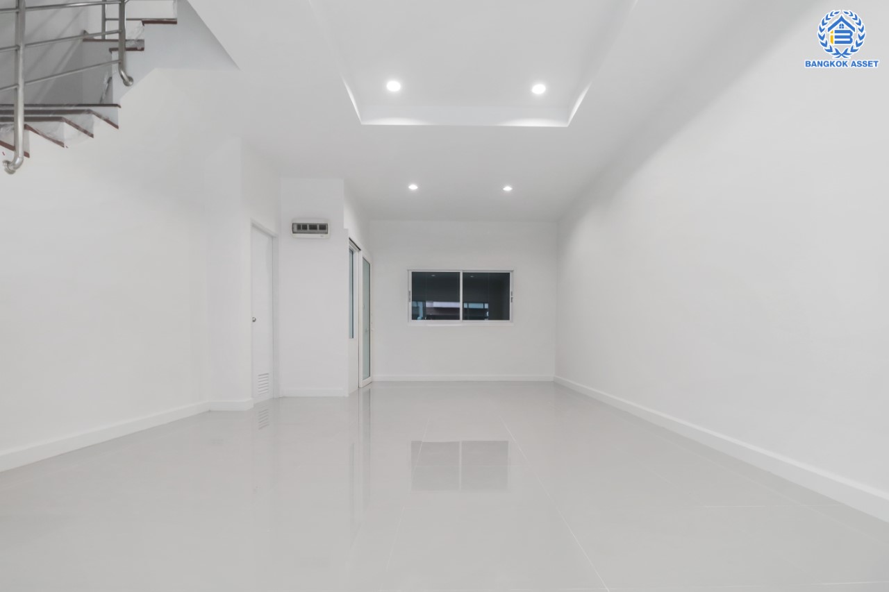 บ้านมือสองตกแต่งใหม่ ม.นนทรีเพลส พระราม5-นครอินทร์ ทาวน์โฮม 3 ชั้น เนื้อที่ 19.5 ตร.ว. ฟังก์ชัน 3 ห้องนอน 3 ห้องน้ำ 2 ที่จอดรถ พร้อม Living Room กว้างขวาง เดินทางสะดวก เข้า-ออกได้หลายเส้นทาง ทั้ง ถ.ราชพฤกษ์ และ ถ.ติวานนท์ ใกล้ทางด่วน "ศรีรัช" และรถไฟฟ้า "สถานีแยกติวานนท์"